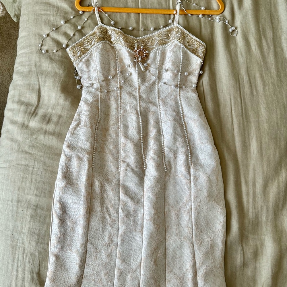 Elegant Cream Midi Wedding Dress - Picture 8 of 8